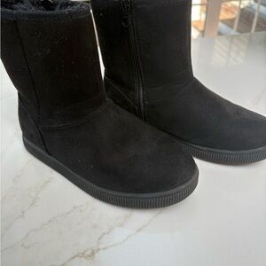 Girls black boots